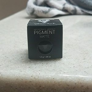 Younique pigment shadow in corrupted